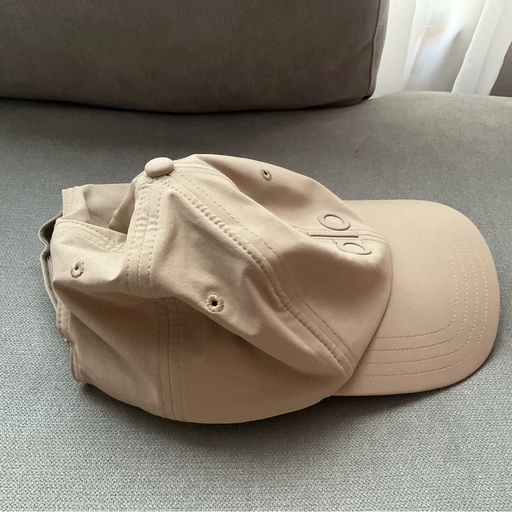 Alo Yoga Performance Off-Duty Cap Gravel